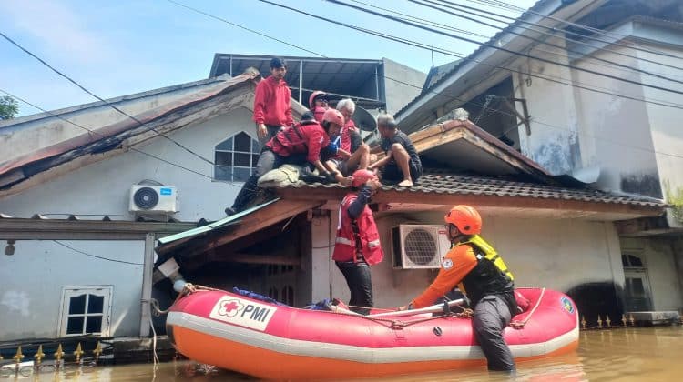 PMI Kota Tangerang Bantu Evakuasi Warga Terdampak Banjir di Ciledug