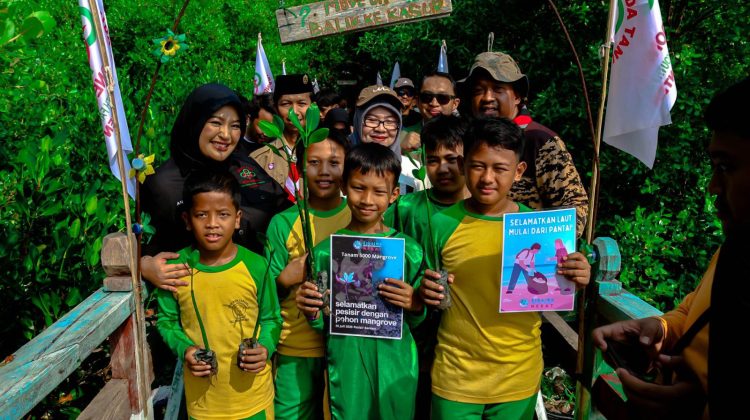Ketua DPD Pemuda Tani Indonesia Provinsi Banten, Annisa M.A. Mahesa, memimpin langsung aksi penanaman 5.000 bibit mangrove jenis bakau di kawasan pesisir Pantai Karangantu (foto:ist)