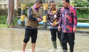 Bupati Tangerang, Moch. Maesyal Rasyid, saat meninjau lokasi banjir di kawasan Olek (foto:ist)