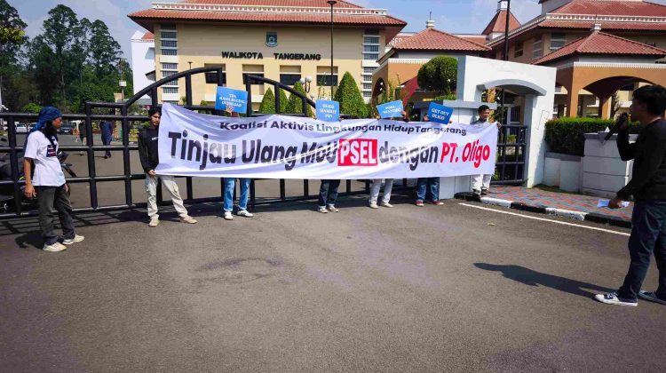 Koalisi Aktivis Lingkungan Hidup Tangerang (Kalung) saat melakukan aksi damai desak Pemkot Tangerang Tinjau Ulang MoU PSEL dengan PT Oligo di Pusat Pemerintahan Kota Tangerang