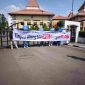 Koalisi Aktivis Lingkungan Hidup Tangerang (Kalung) saat melakukan aksi damai desak Pemkot Tangerang Tinjau Ulang MoU PSEL dengan PT Oligo di Pusat Pemerintahan Kota Tangerang