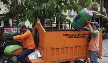 Kendaraan pengangkut sampah Dinas Lingkungan Hidup Kita Tangerang (foto:ist)