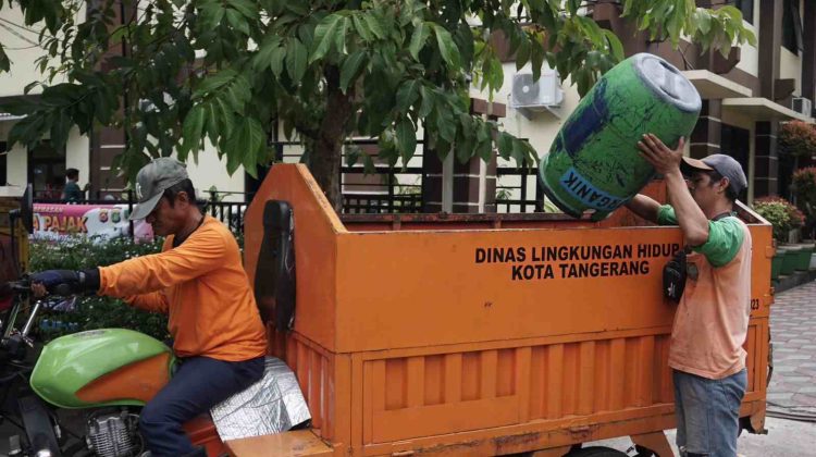 Kendaraan pengangkut sampah Dinas Lingkungan Hidup Kita Tangerang (foto:ist)