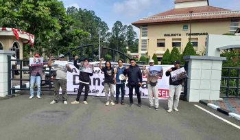 Aksi Aktivis Kalung demo PSEL di Kantor Walikota Tangerang (foto:ist)