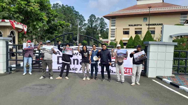 Aksi Aktivis Kalung demo PSEL di Kantor Walikota Tangerang (foto:ist)