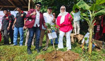 Penanaman Pohon di Bantaran Sungai Cisadane oleh Ketua Umum Jalhi Lestari, Herman Felani (foto: ist)