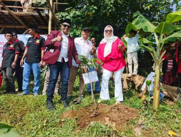 Penanaman Pohon di Bantaran Sungai Cisadane oleh Ketua Umum Jalhi Lestari, Herman Felani (foto: ist)