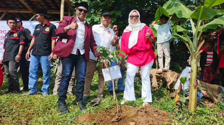 Penanaman Pohon di Bantaran Sungai Cisadane oleh Ketua Umum Jalhi Lestari, Herman Felani (foto: ist)