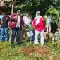 Penanaman Pohon di Bantaran Sungai Cisadane oleh Ketua Umum Jalhi Lestari, Herman Felani (foto: ist)