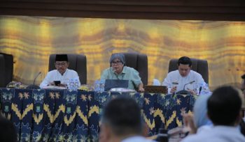 Wali Kota Tangerang, H. Sachrudin membahas strategi penanganan sampah dalam rapat evaluasi kewilayahan di Gedung Pusat Pemerintahan (foto:ist)