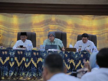 Wali Kota Tangerang, H. Sachrudin membahas strategi penanganan sampah dalam rapat evaluasi kewilayahan di Gedung Pusat Pemerintahan (foto:ist)