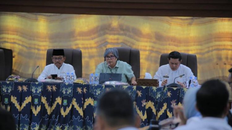 Wali Kota Tangerang, H. Sachrudin membahas strategi penanganan sampah dalam rapat evaluasi kewilayahan di Gedung Pusat Pemerintahan (foto:ist)