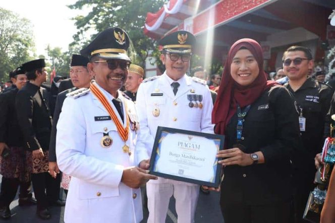 
Penyerahan penghargaan kepada pelunis Tangerang TV oleh Wali Kota Tangerang (foto:ist)