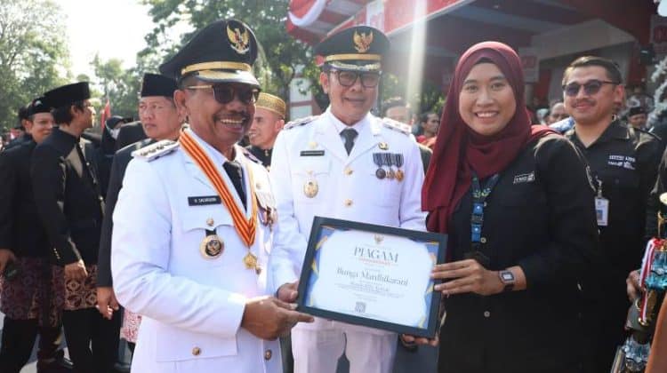 Penyerahan penghargaan kepada pelunis Tangerang TV oleh Wali Kota Tangerang (foto:ist)