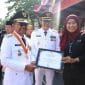 Penyerahan penghargaan kepada pelunis Tangerang TV oleh Wali Kota Tangerang (foto:ist)