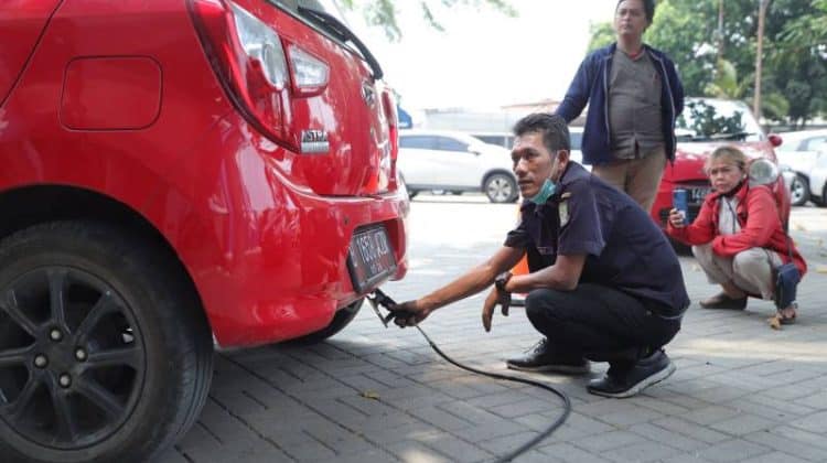 Layanan uji emisi gratis Kota Tangerang yang berlangsung di UPT Pengujian Kendaraan Bermotor(foto:ist)
