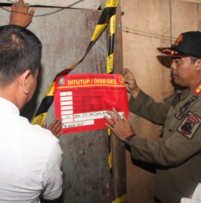 
Satpol PP Kota Tangerang Segel Diduga Tempat Prostitusi di Neglasari