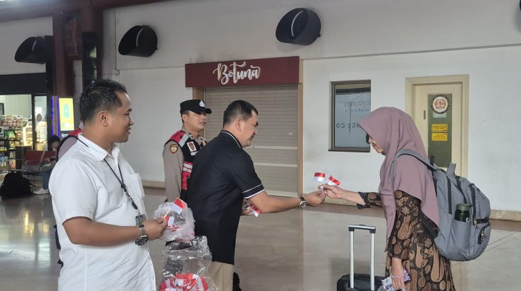 Sambut HUT ke-80 RI, Polisi Bagikan Ratusan Bendera Merah Putih di Bandara Soetta