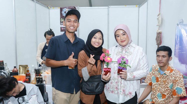 Anggota DPR RI Daerah Pemilihan Banten II, Annisa Mahesa saat menghadiri Serang Fair 2025 (foto:ist)