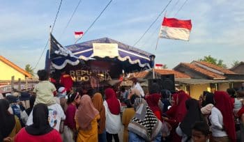Panggung acara perayaan Dirgahayu Republik Indonesia ke-80 di Desa Kayu Bongkok oleh HIMPAKA