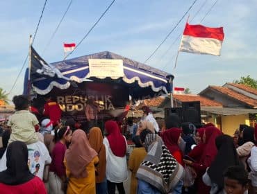 Panggung acara perayaan Dirgahayu Republik Indonesia ke-80 di Desa Kayu Bongkok oleh HIMPAKA