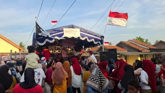 
Panggung acara perayaan Dirgahayu Republik Indonesia ke-80 di Desa Kayu Bongkok oleh HIMPAKA