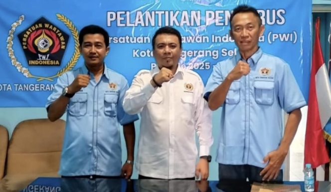 Ketua PWI Kota Tangerang Selatan bersama pengurus (foto:ist)