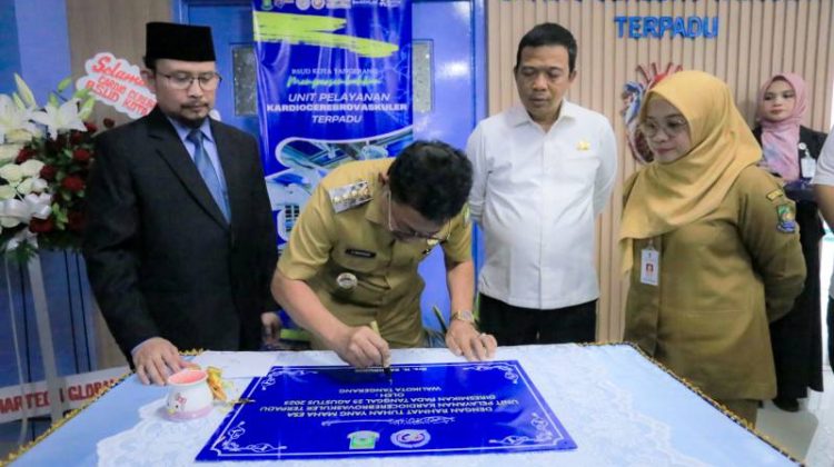 Penandatanganan Presmian Cathlab RSUD Kota Tangerang oleh Wali Kota H. Sachrudin (foto: ist)