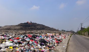 Pemandangan gunung sampah di TPA Rawa Kucing Tangerang (foto: tanggerangpedia)