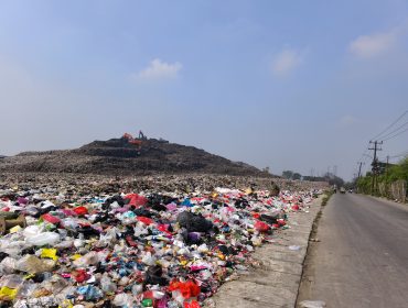 Pemandangan gunung sampah di TPA Rawa Kucing Tangerang (foto: tanggerangpedia)