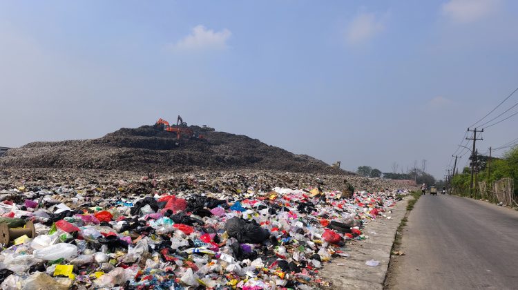 Pemandangan gunung sampah di TPA Rawa Kucing Tangerang (foto: tanggerangpedia)