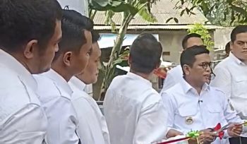 Gubernur Banten Andra Soni meresmikan hasil renovasi rumah dan pembangunan instalasi air bersih di Kabupaten Tangerang. (Foto: ist)