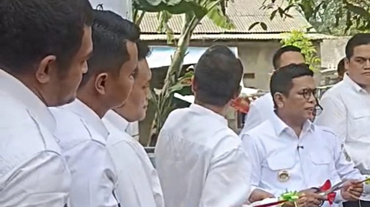 Gubernur Banten Andra Soni meresmikan hasil renovasi rumah dan pembangunan instalasi air bersih di Kabupaten Tangerang. (Foto: ist)