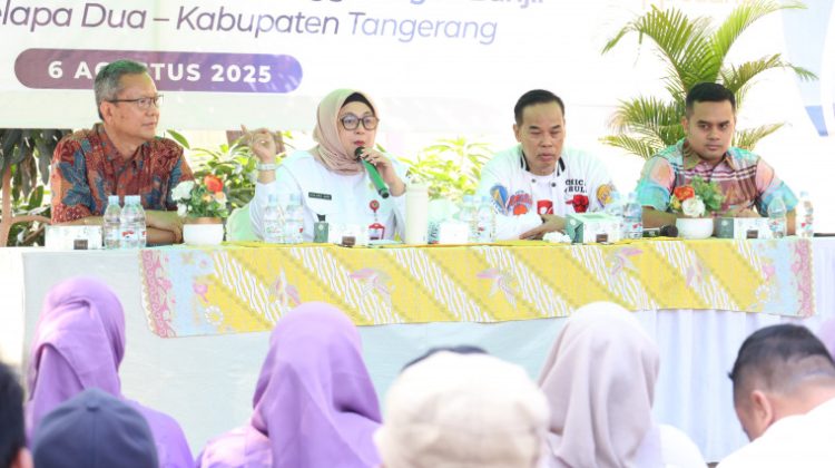 Wakil Bupati Tangerang, Intan Nurul Hikmah, saat menghadiri gerakan gotong royong di Susukan Ngalor Situ Kelapa Dua (foto:ist)