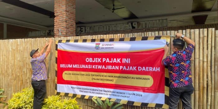 Pemasangan spanduk tunggakan pajak oleh Bapenda Kabupaten Tangerang di Restoran Danau Abah (foto:ist)