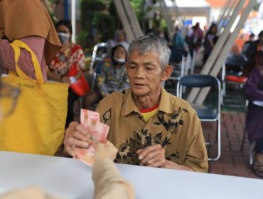 Penyaluran Bansos Tunai kepada warga rentan (foto:ist)