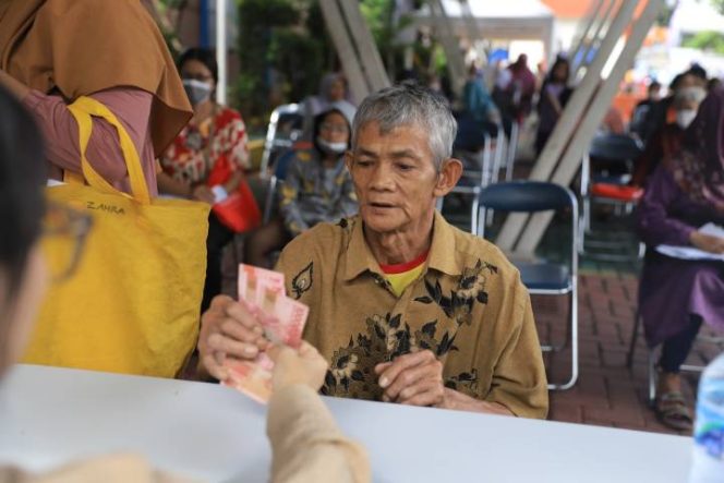 
					Penyaluran Bansos Tunai kepada warga rentan (foto:ist)