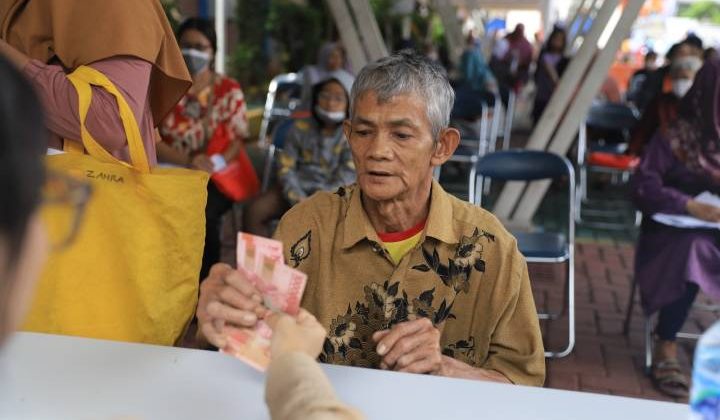 Penyaluran Bansos Tunai kepada warga rentan (foto:ist)