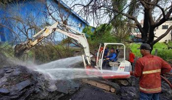 Pemadaman limbah karet oleh BPBD Kota Tangerang di Gembor (foto:ist)