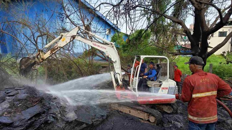 Pemadaman limbah karet oleh BPBD Kota Tangerang di Gembor (foto:ist)