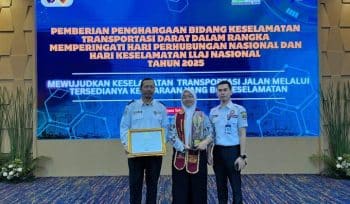 Annisa Fitriandanu pelajar dari SMKN 3 Kota Tangerang, saat menerima penghargaan juara dua tingkat nasional dalam ajang Pelopor Keselamatan Lalu Lintas dan Angkutan Jalan Tahun 2025 kategori Teknologi (foto: ist)