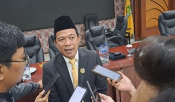 Ketua DPRD Kota Tangerang, Rusdi Alam saat memberikan keterangan Tunjangan (foto:ist)