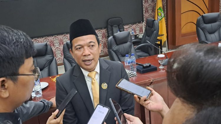 Ketua DPRD Kota Tangerang, Rusdi Alam saat memberikan keterangan Tunjangan (foto:ist)