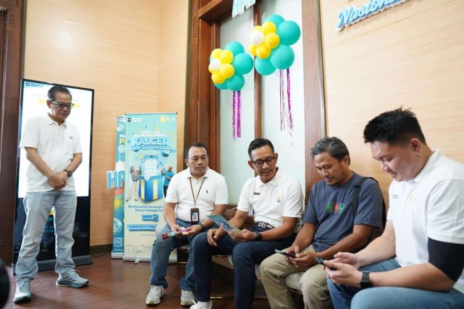 
General Manager PLN Unit Induk Distribusi Jakarta Raya, Moch. Andy Adchaminoerdin (tengah), menyapa pelanggan secara langsung dalam kegiatan edukasi kelistrikan. (Foto: ist)
