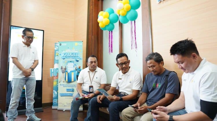 General Manager PLN Unit Induk Distribusi Jakarta Raya, Moch. Andy Adchaminoerdin (tengah), menyapa pelanggan secara langsung dalam kegiatan edukasi kelistrikan. (Foto: ist)