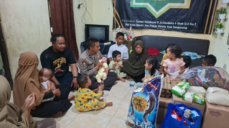 Aipda Gusti, anggota Polres Metro Tangerang Kota di Panti Asuhan Izmi (foto:ist)