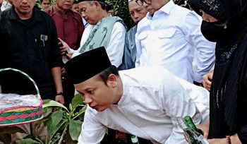 Gubernur Banten Andra Soni yang turuk hadir dalam pemakaman Almarhum Nurhadi Dewan DPRD Kota Tangerang 