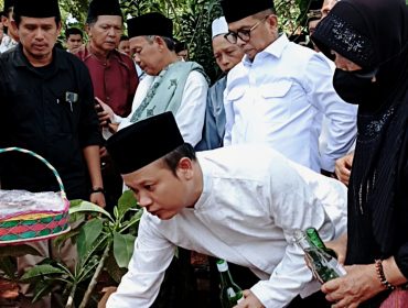 Gubernur Banten Andra Soni yang turuk hadir dalam pemakaman Almarhum Nurhadi Dewan DPRD Kota Tangerang