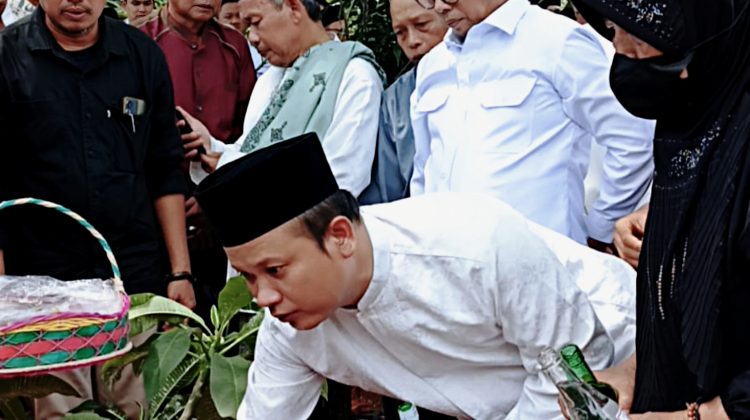Gubernur Banten Andra Soni yang turuk hadir dalam pemakaman Almarhum Nurhadi Dewan DPRD Kota Tangerang
