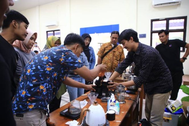 
					Kompetisi Skema Pelatihan dan Sertifikasi Barista oleh Dinas Kebudayaan dan Pariwisata (Disbudpar) Kota Tangerang (foto:ist)